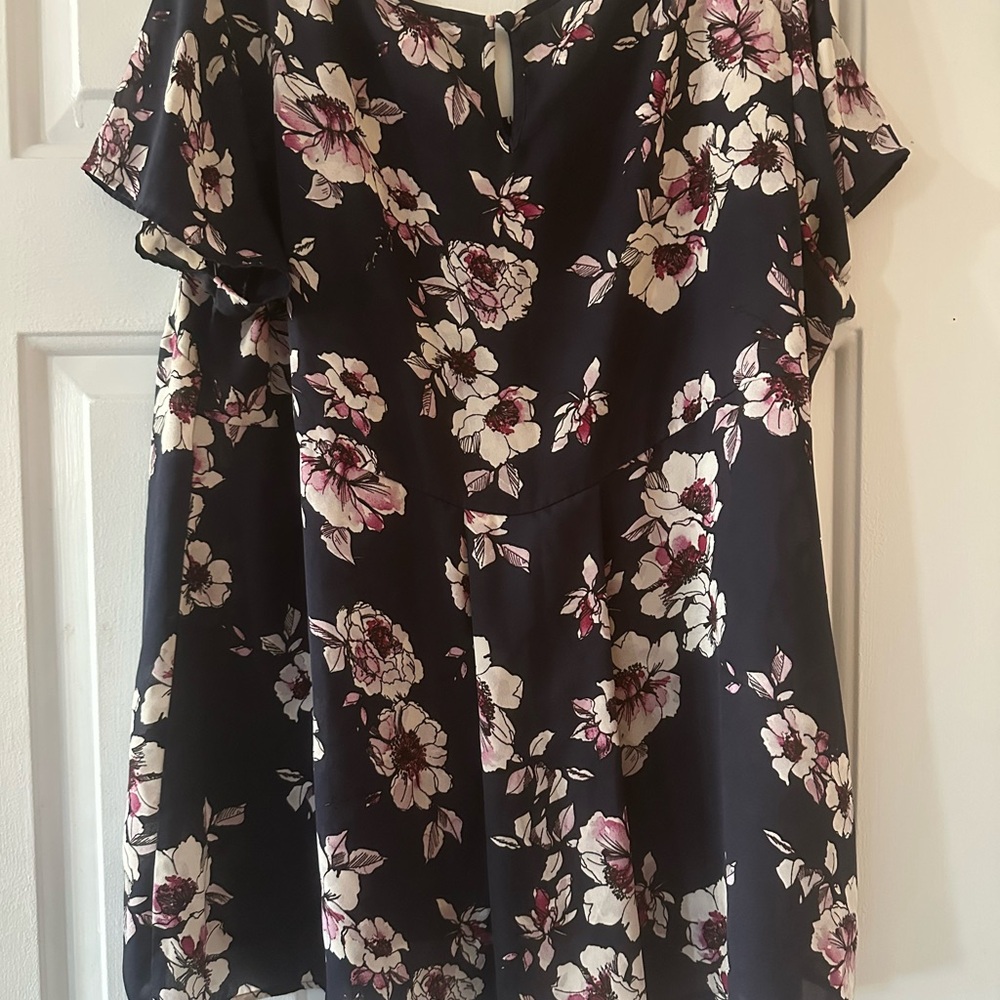 Torrid Georgette Floral Print Pleated Back Short Sleeve Blouse. Size 2x. - Picture 11 of 16